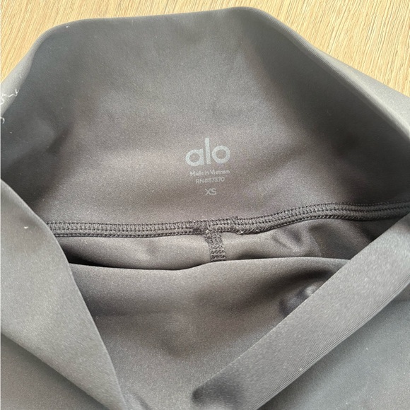 ALO Yoga Black Athletic Shorts with Wide Waistband - Picture 3 of 4